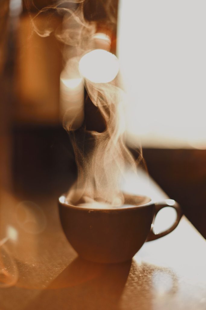 secangkir kopi di pagi hari, ngopi santai 